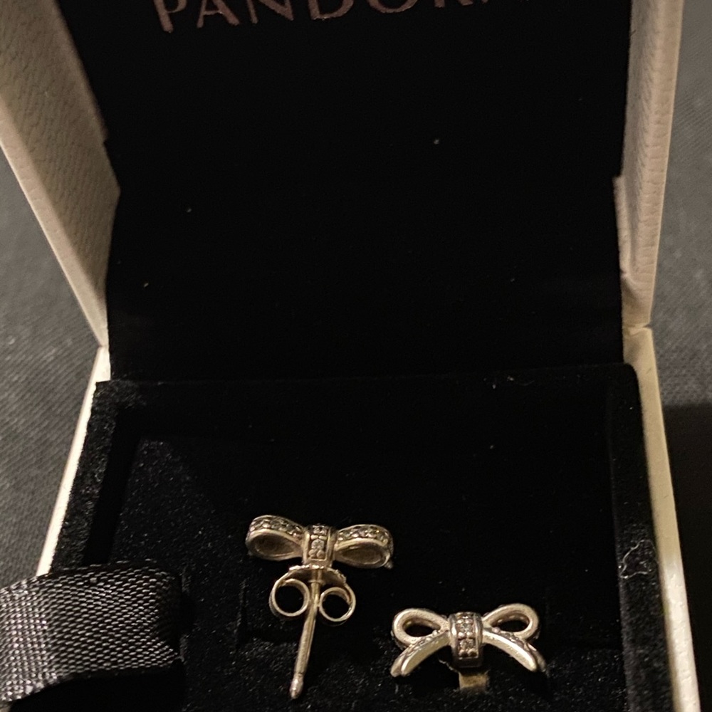 Pandora studs earring
